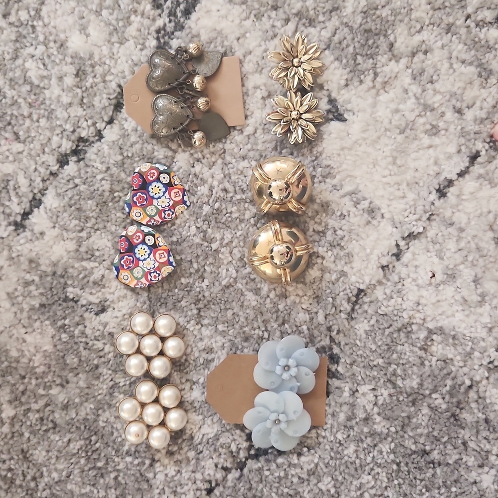 6 pairs of vintage‎ clip earrings